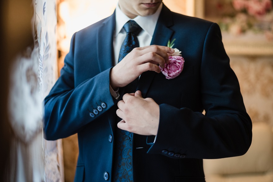 Groom with floral buttonhole | Confetti.co.uk