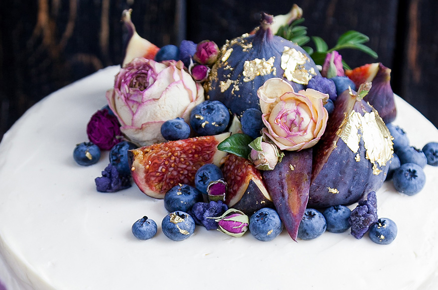 Edible Gold Flakes on a Beautiful Cake via EdibleGold.co.uk | Confetti.co.uk