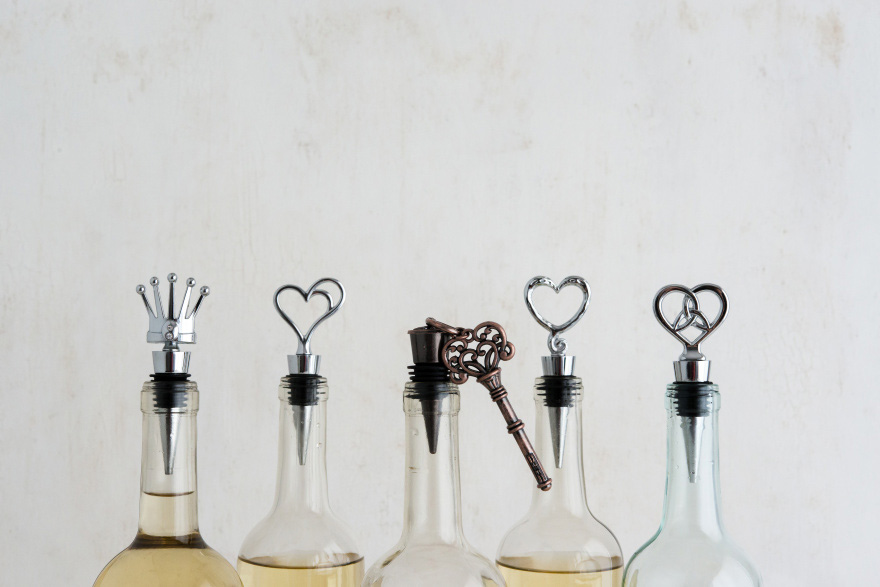 Heart Shaped Wine Bottle Stoppers - Crown Shaped Bottle Stopper - Vintage Key Bottle Stopper - Wedding Favour Ideas | Confetti.co.uk