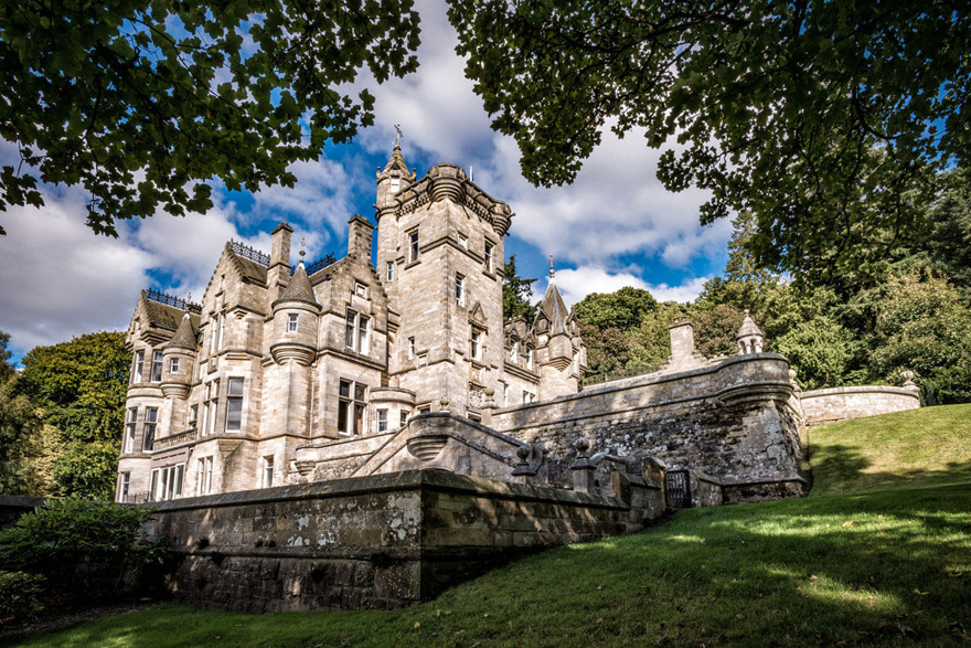 Kinnettles Castle Beautiful Scottish Wedding Venue in Angus, Scotland - Kinnettles Castle Summer Wedding | Confetti.co.uk