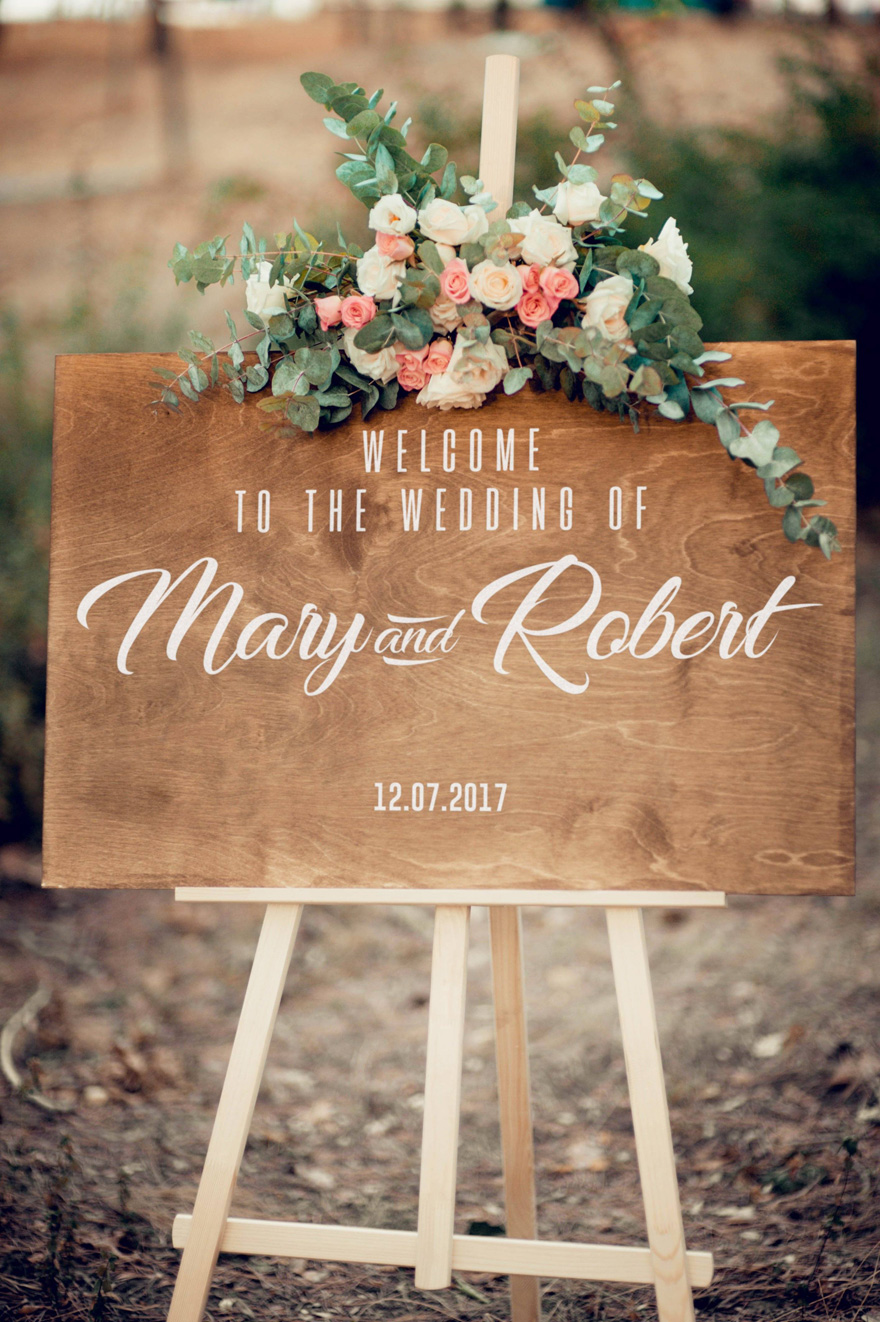 Vintage Rustic Welcome to the Wedding Sign on an Easel - Pink and Cream Roses | Confetti.co.uk