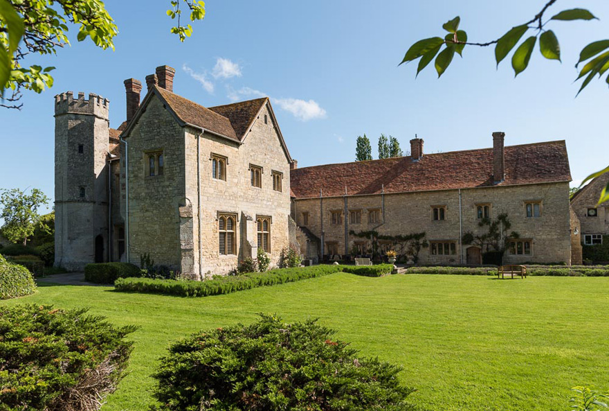 Country House Wedding Venues in Oxfordshire - Notley Abbey by Bijou Weddings - Beautiful Outdoor Wedding Venues in the UK | Confetti.co.uk