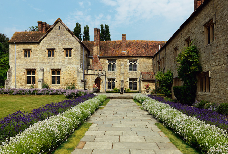 Notley Abbey Country House Wedding Venue in Buckinghamshire | Confetti.co.uk