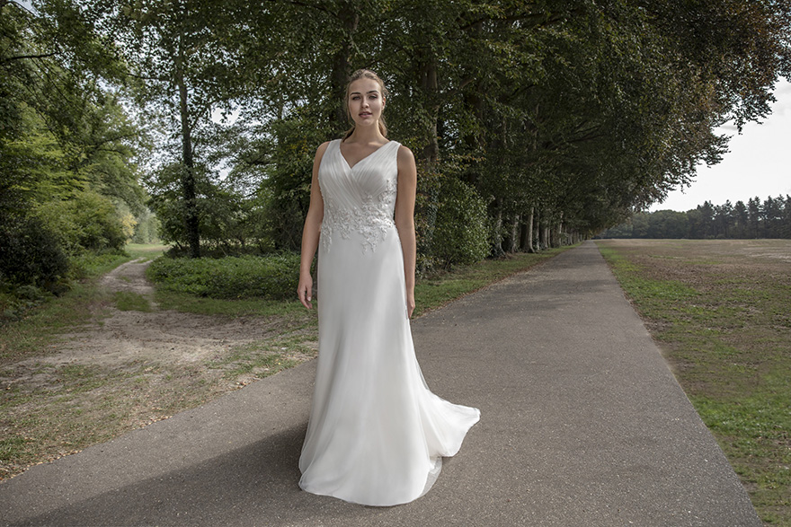 pretty-wedding-dress-for-curvy-brides