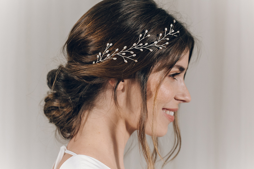 laid-back-wedding-hair-ideas-with-accessory