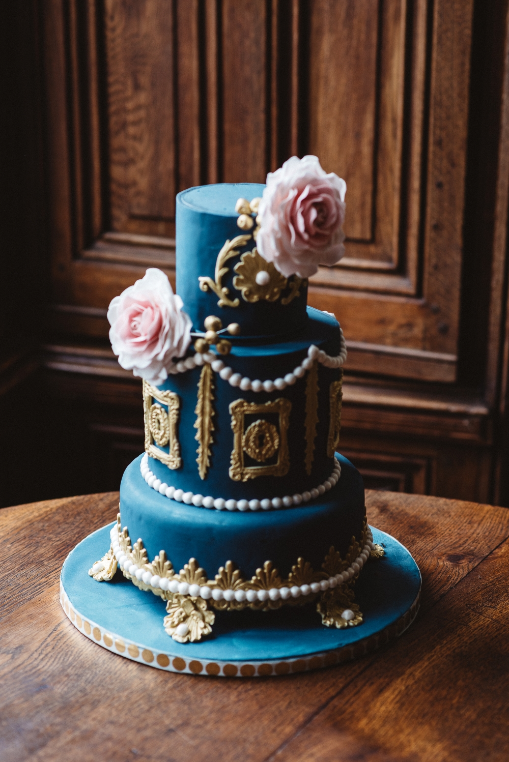 blue-and-gold-wedding-cake