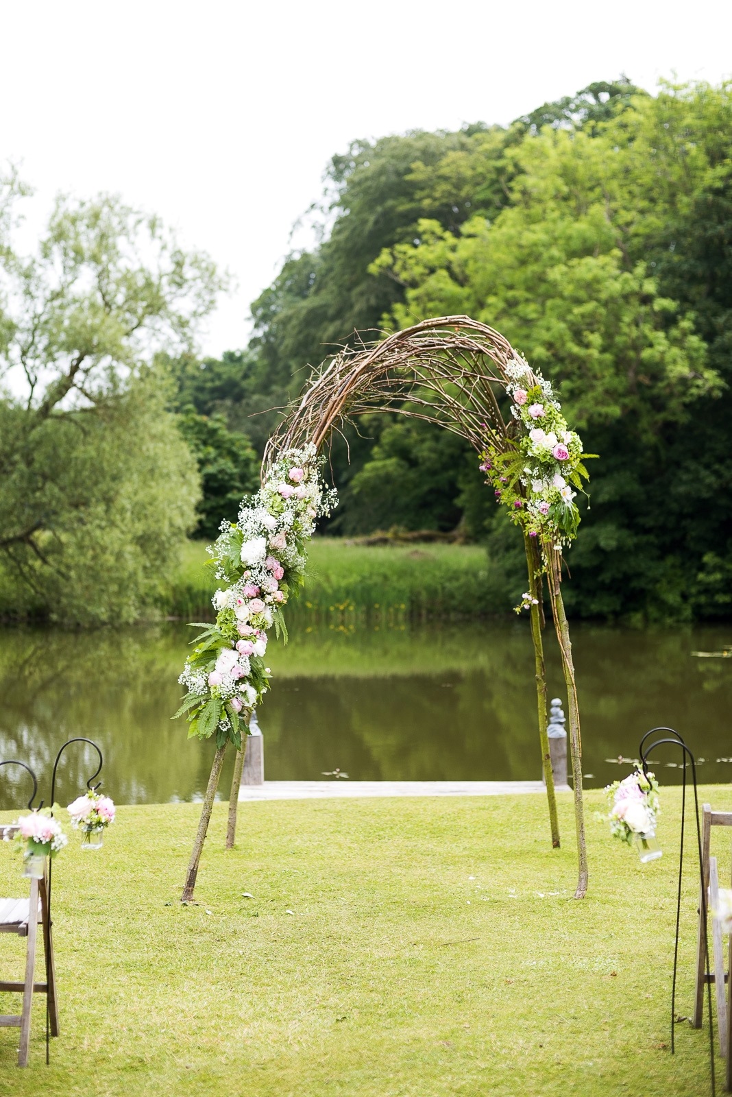 minimalist-floral-arch