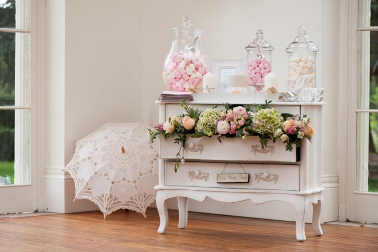 unusual-wedding-sweet-table