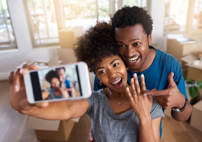 engagement-announcement-selfie