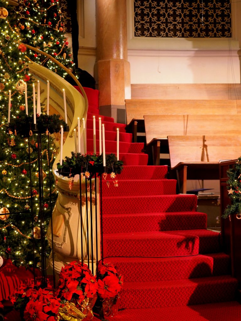 red-carpet-traditional-christmas-wedding-decor