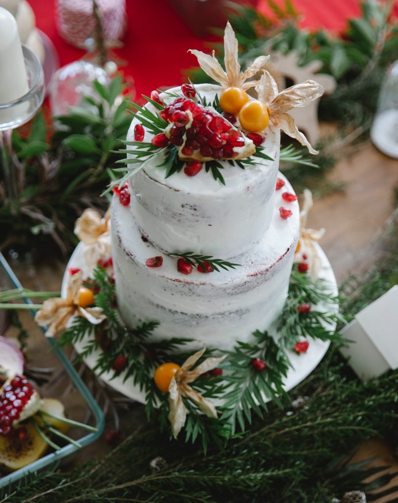 green-wedding-cake-decor-traditional-christmas-wedding-decor